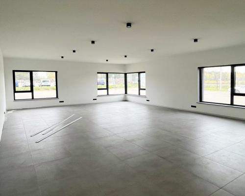 Nowoczesna hala, biura, gotowy do wynajmu.