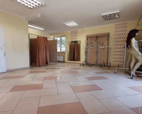 Lokal w sercu miasta z dużymi witrynami