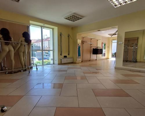 Lokal w sercu miasta z dużymi witrynami