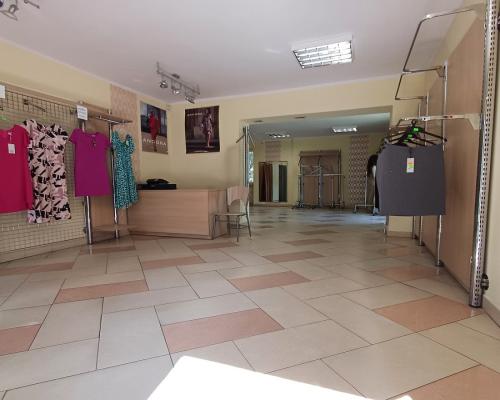 Lokal w sercu miasta z dużymi witrynami