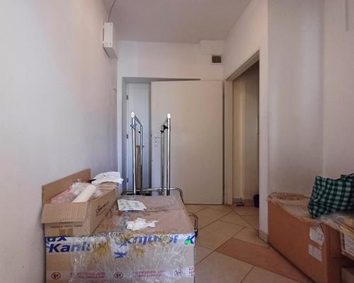 Lokal w sercu miasta z dużymi witrynami