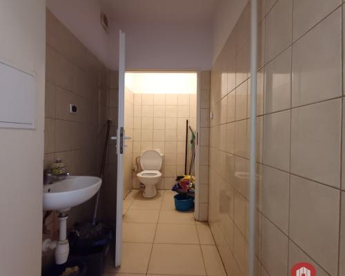 Lokal w sercu miasta z dużymi witrynami