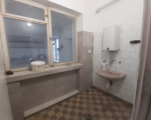 Lokal przy głównej drodze wyjazdowej z miasta