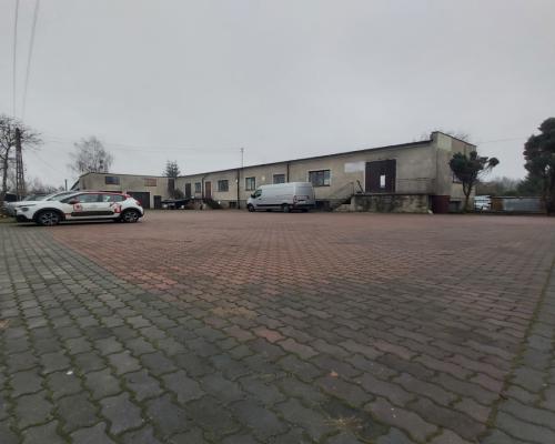 Lokal przy głównej drodze wyjazdowej z miasta