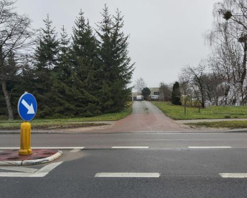 Lokal przy głównej drodze wyjazdowej z miasta