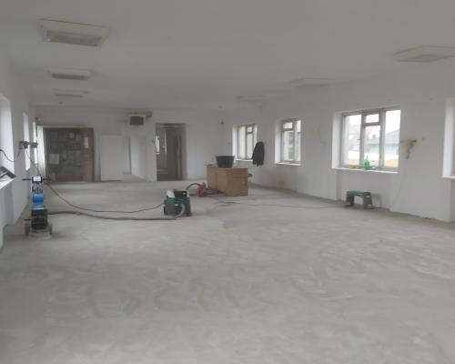 Lokal przy głównej drodze wyjazdowej z miasta