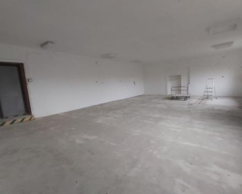 Lokal przy głównej drodze wyjazdowej z miasta