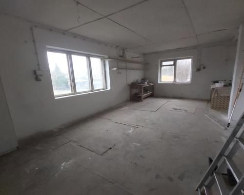 Lokal przy głównej drodze wyjazdowej z miasta