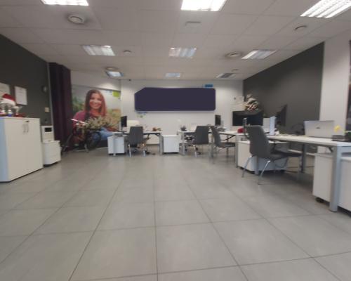 Lokal z witrynami w centrum miasta.