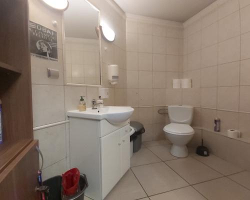 Lokal z witrynami w centrum miasta.