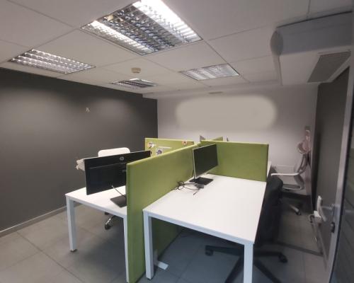 Lokal z witrynami w centrum miasta.