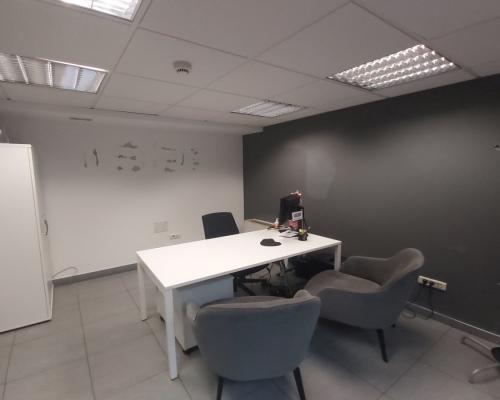 Lokal z witrynami w centrum miasta.