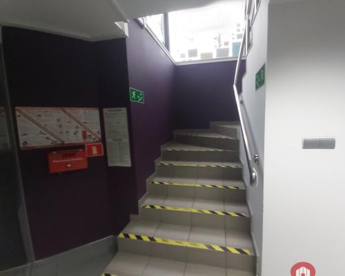 Lokal z witrynami w centrum miasta.