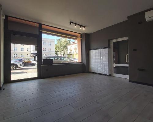 Lokal gastronomiczny w imprezowej części miasta.