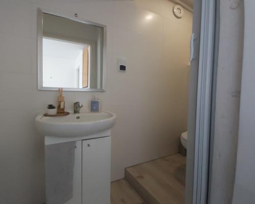 Lokal gastronomiczny w imprezowej części miasta.