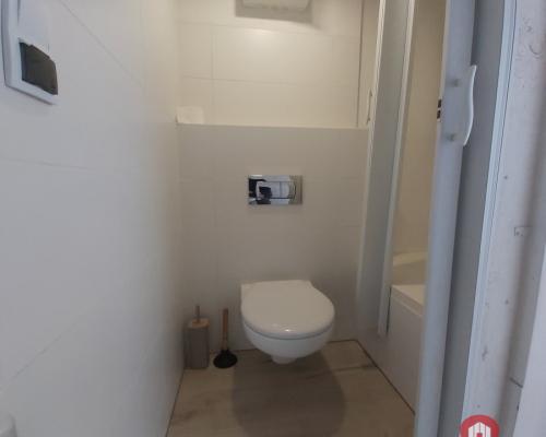 Lokal gastronomiczny w imprezowej części miasta.