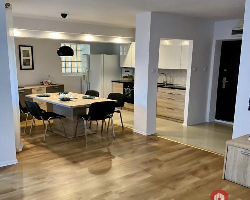 Trzy pokoje, parter z podjazdem.