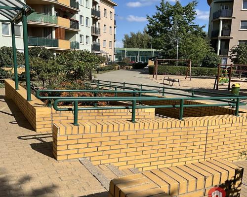 Trzy pokoje, parter z podjazdem.