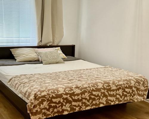 Trzy pokoje, parter z podjazdem.