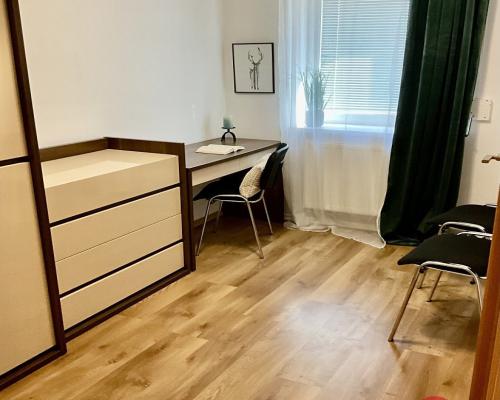 Trzy pokoje, parter z podjazdem.