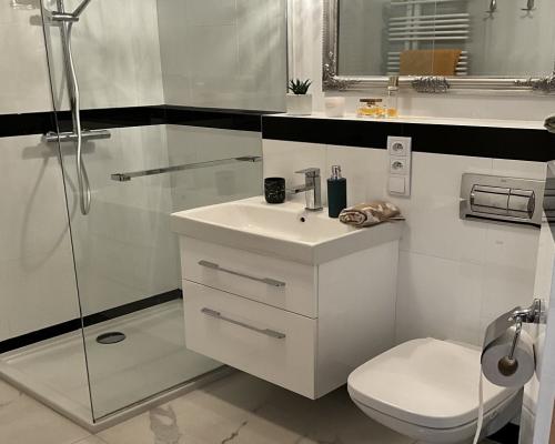 Trzy pokoje, parter z podjazdem.