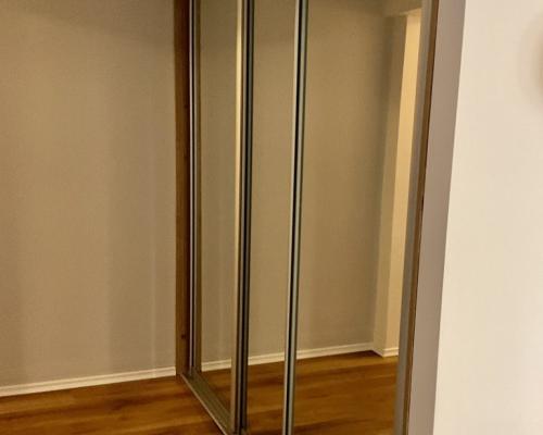 Trzy pokoje, parter z podjazdem.