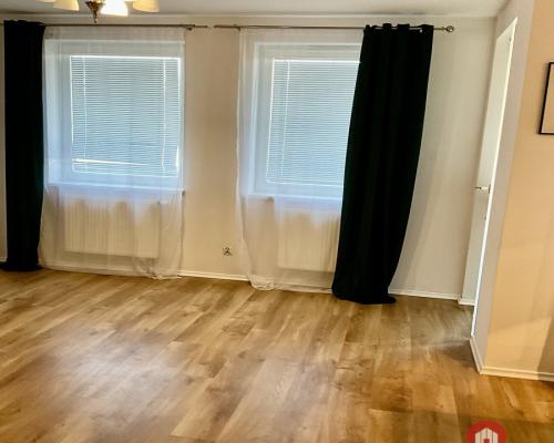 Trzy pokoje, parter z podjazdem.