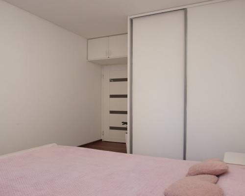 Przestronne mieszkanie w zielonej okolicy.