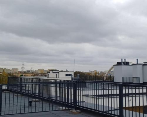 Apartament z antresolą i tarasem na dachu .