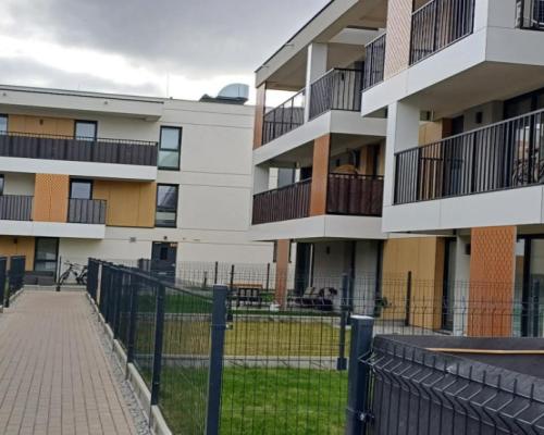 Apartament z antresolą i tarasem na dachu .