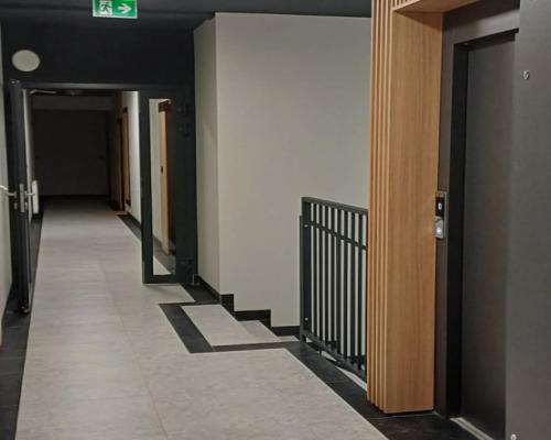 Apartament z antresolą i tarasem na dachu .