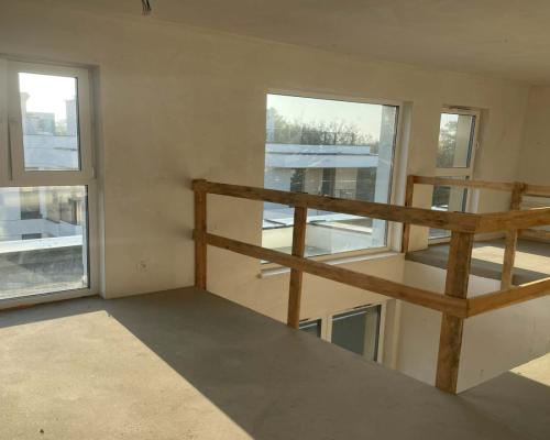 Apartament z antresolą i tarasem na dachu .