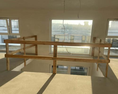 Apartament z antresolą i tarasem na dachu .