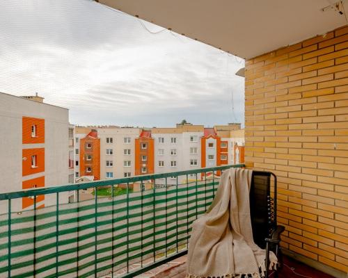 Zadbane 2 pokoje z dużym balkonem