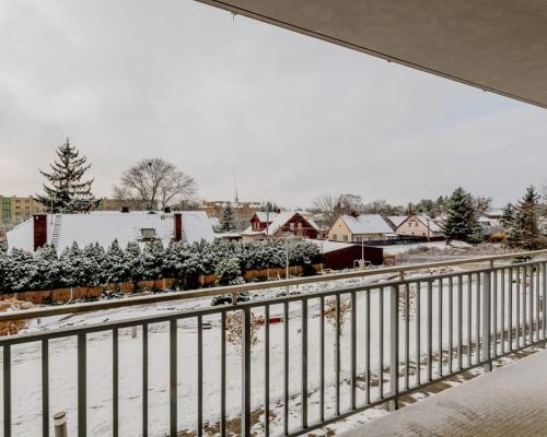 Nowoczesne mieszkanie z widokiem na patio.