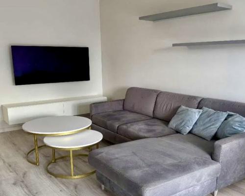 Nowoczesne mieszkanie z widokiem na patio.