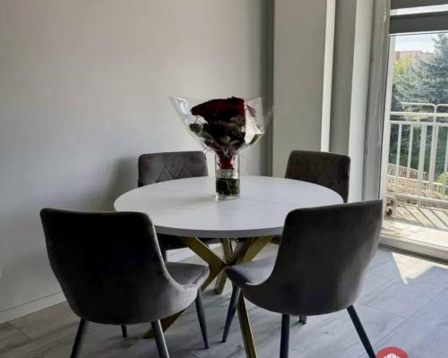 Nowoczesne mieszkanie z widokiem na patio.