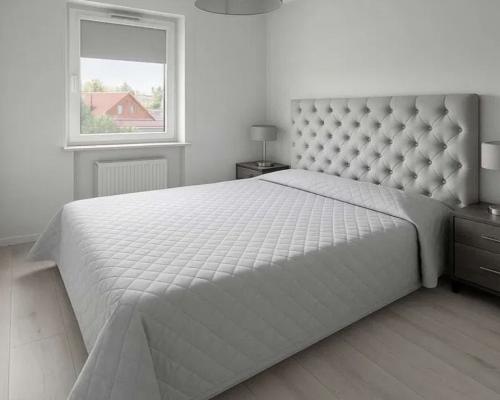 Nowoczesne mieszkanie z widokiem na patio.