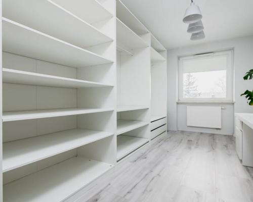 Nowoczesne mieszkanie z widokiem na patio.