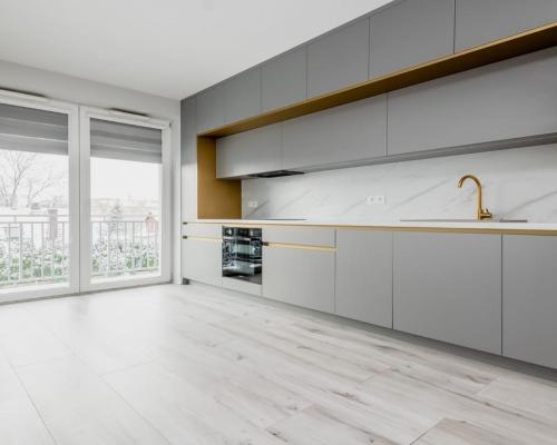 Nowoczesne mieszkanie z widokiem na patio.