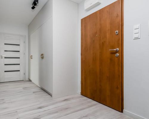 Nowoczesne mieszkanie z widokiem na patio.