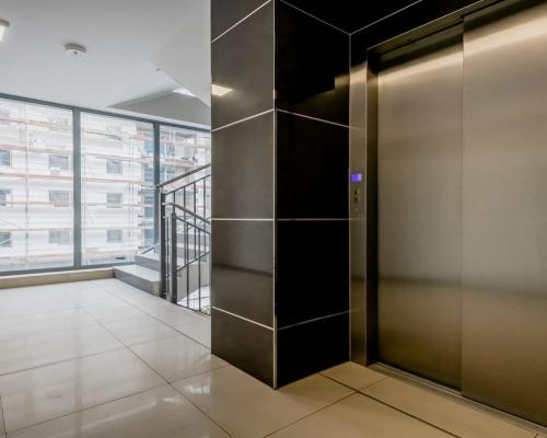 Nowoczesne mieszkanie z widokiem na patio.