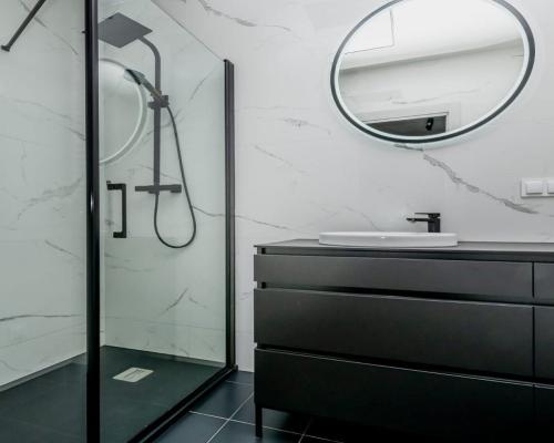 Nowoczesne mieszkanie z widokiem na patio.