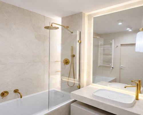 Trzy pokoje, do wejścia, nowy blok.