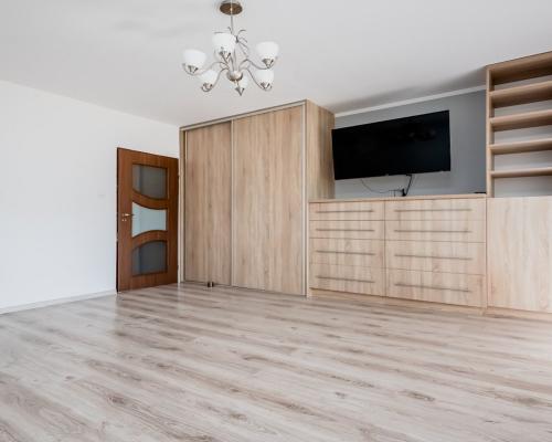 2 pokoje na 1 piętrze w 4-piętrowym bloku