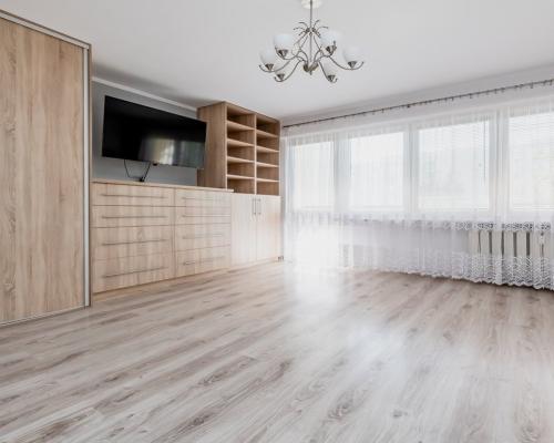 2 pokoje na 1 piętrze w 4-piętrowym bloku