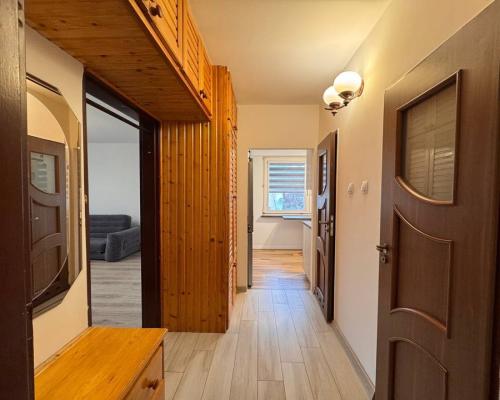 2 pokoje na 1 piętrze w 4-piętrowym bloku