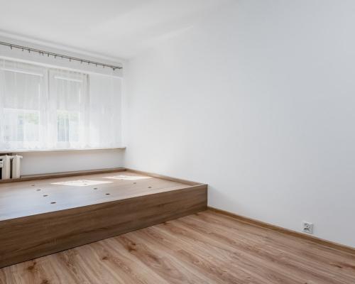 2 pokoje na 1 piętrze w 4-piętrowym bloku