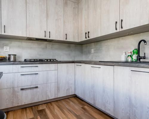 2 pokoje na 1 piętrze w 4-piętrowym bloku