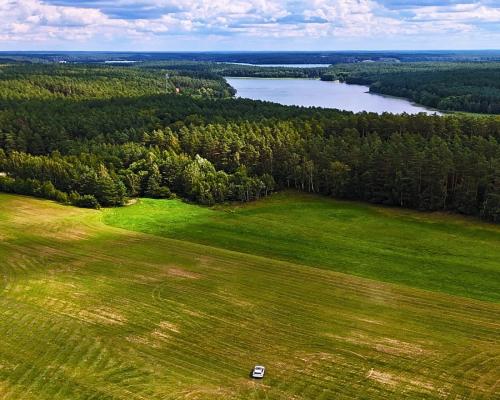 Działka budowlana w pobliżu jeziora.